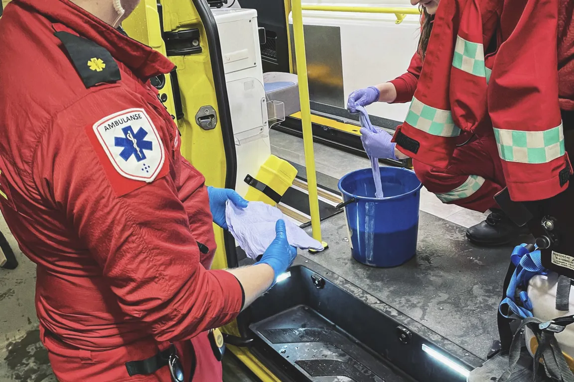 Ambulansearbeidere vasker ambulanse