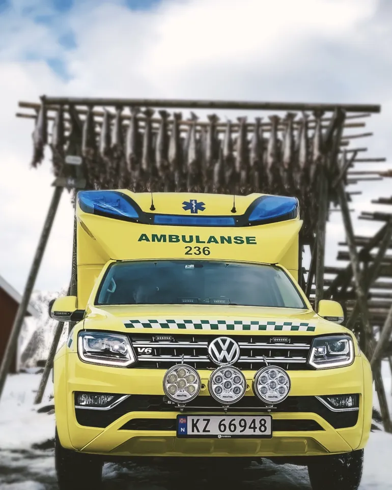 Ambulanse foran fiskehjeller