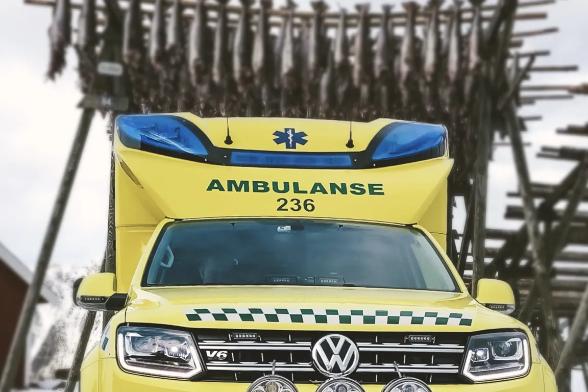 Ambulanse foran fiskehjeller