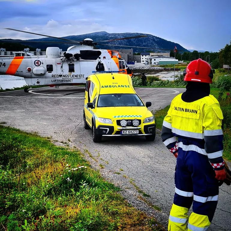Brannmann, ambulanse og helikopter