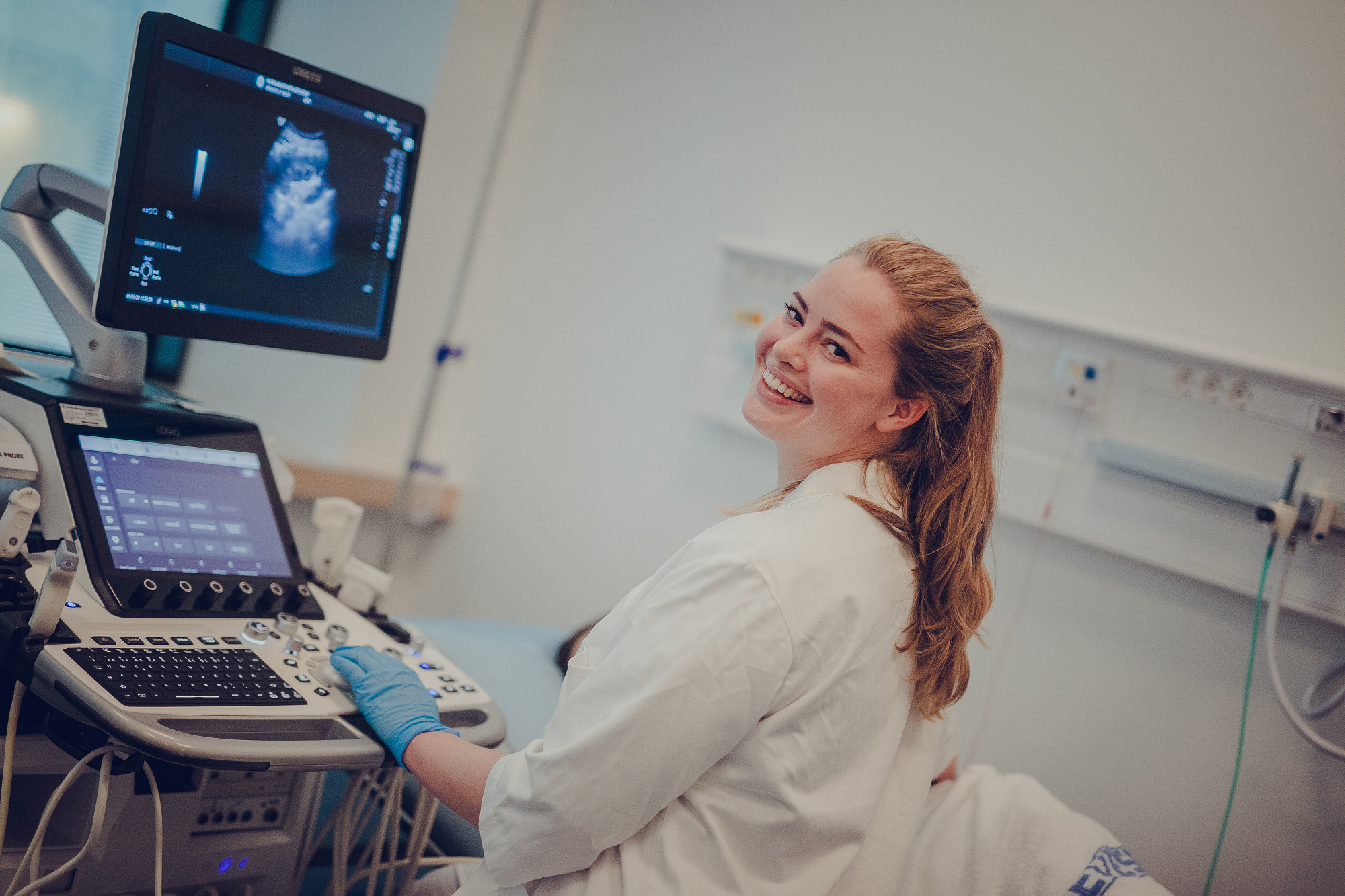 Dame som smiler mot kamera