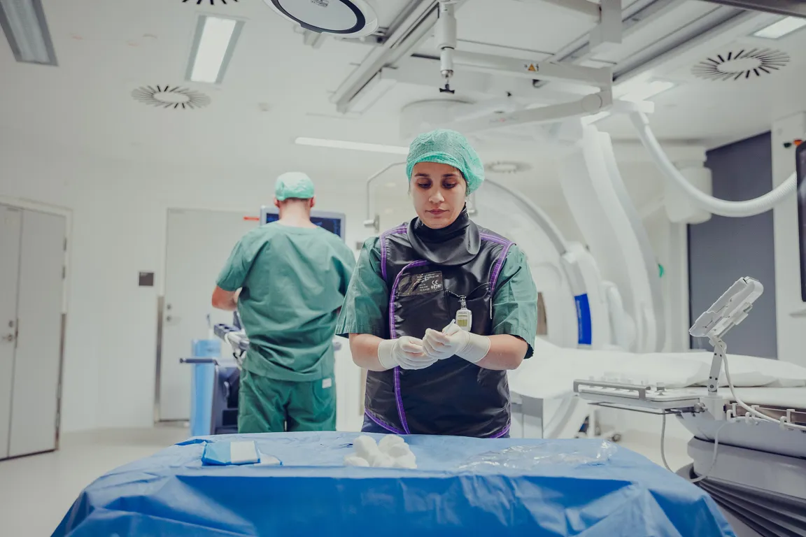 Mann og dame gjør seg klar til å ta røntgen