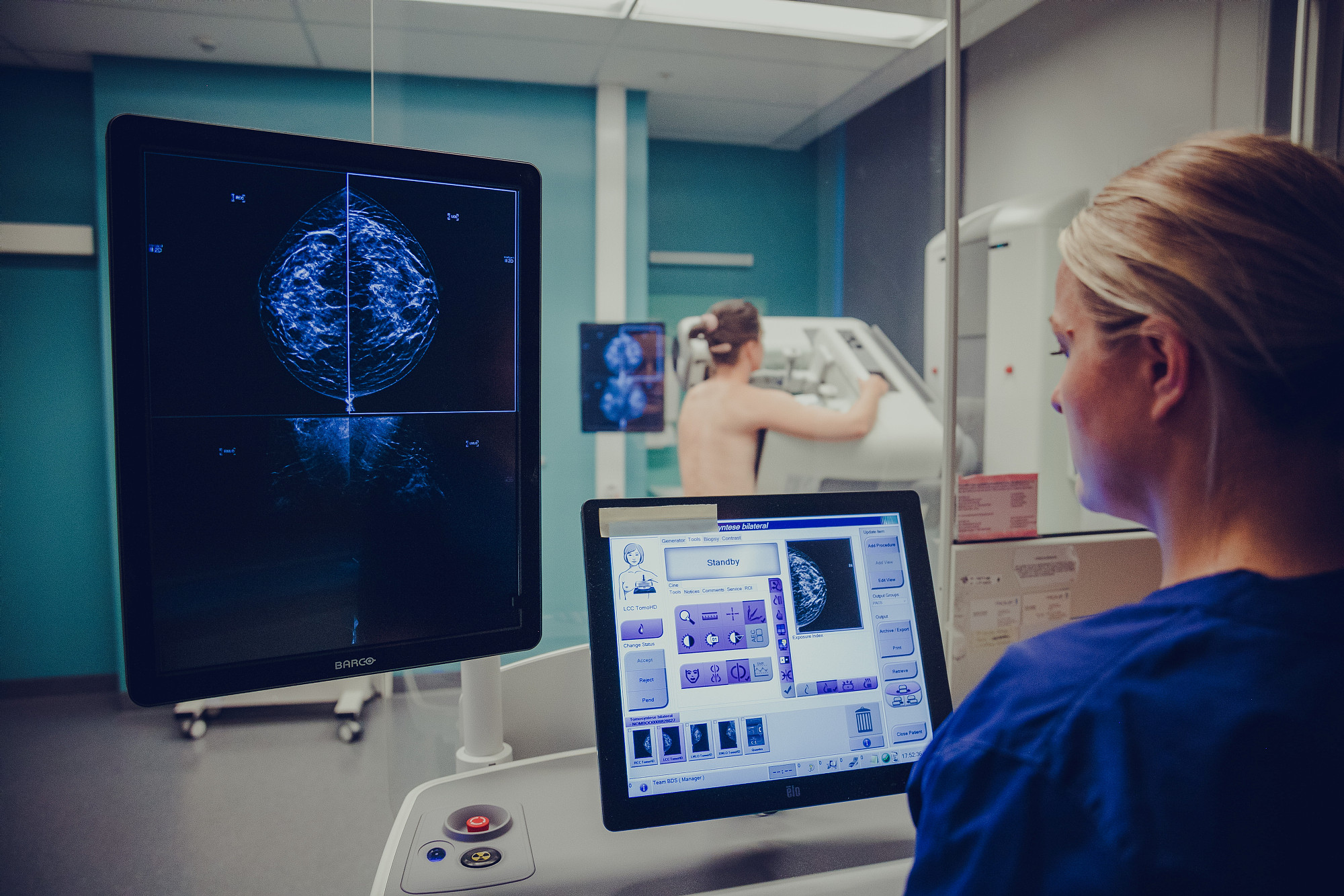 Dame som studerer røntgenbilde