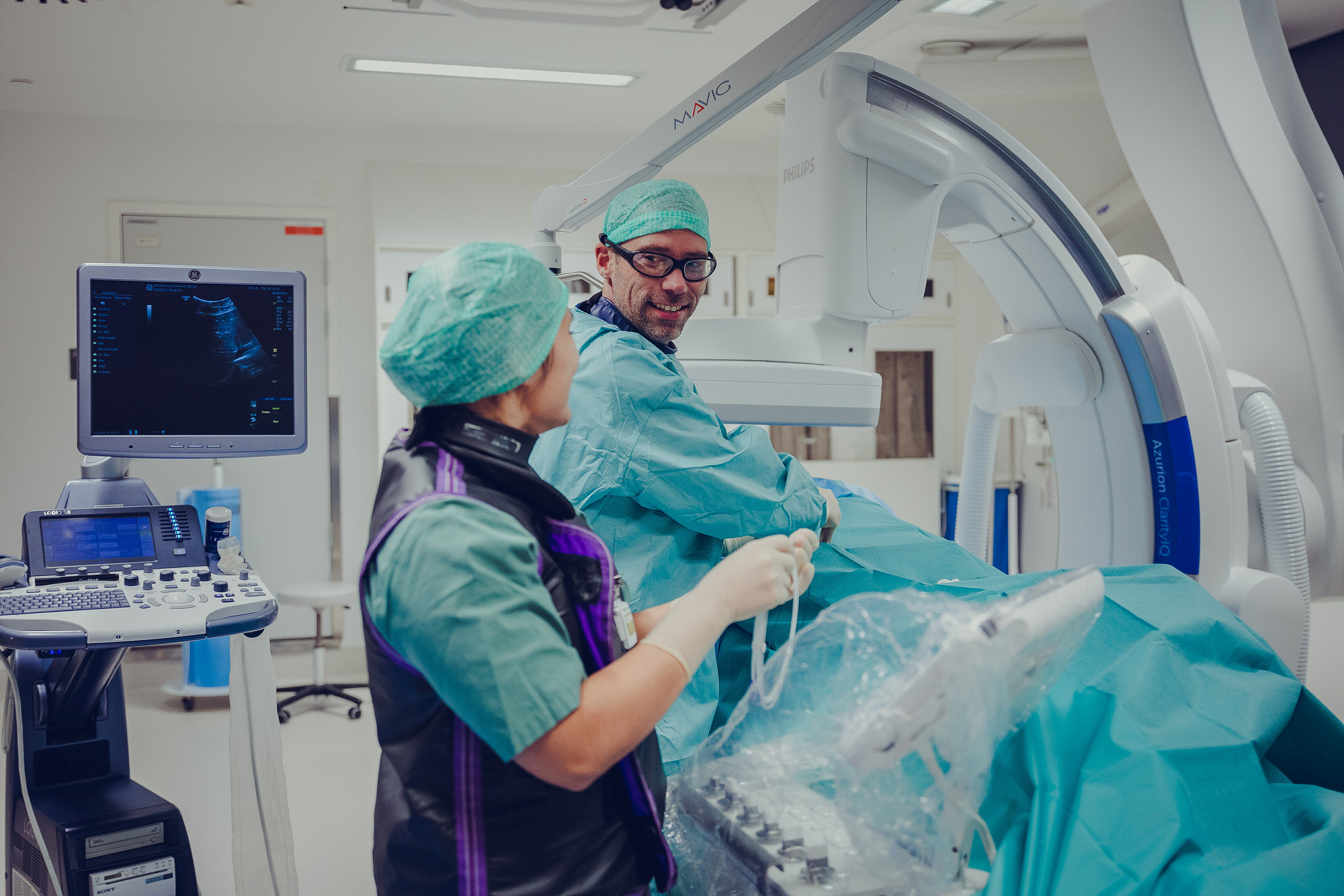 Mann og dame prater sammen i røntgen-rom