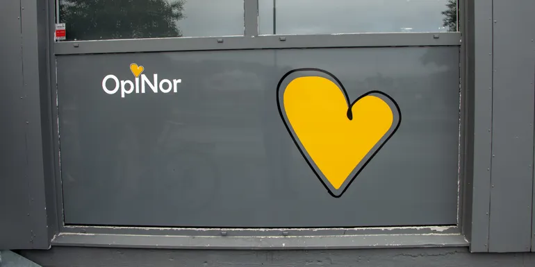 Gult hjerte på vindu