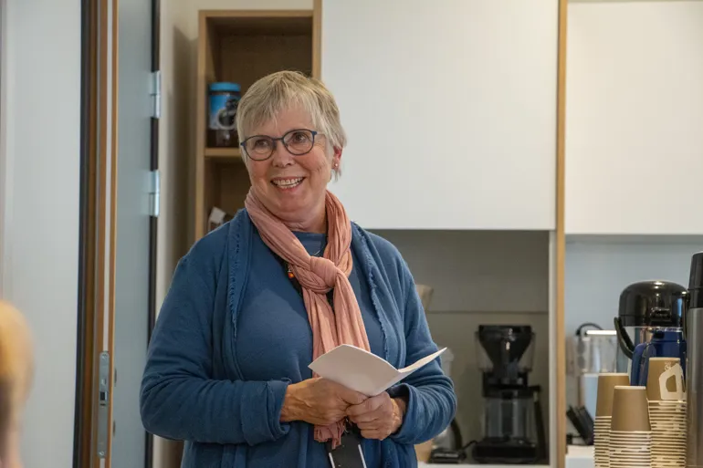 Eldre dame som snakker