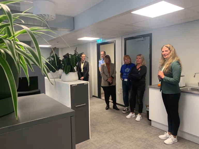 Seks personer i kontorlandskap