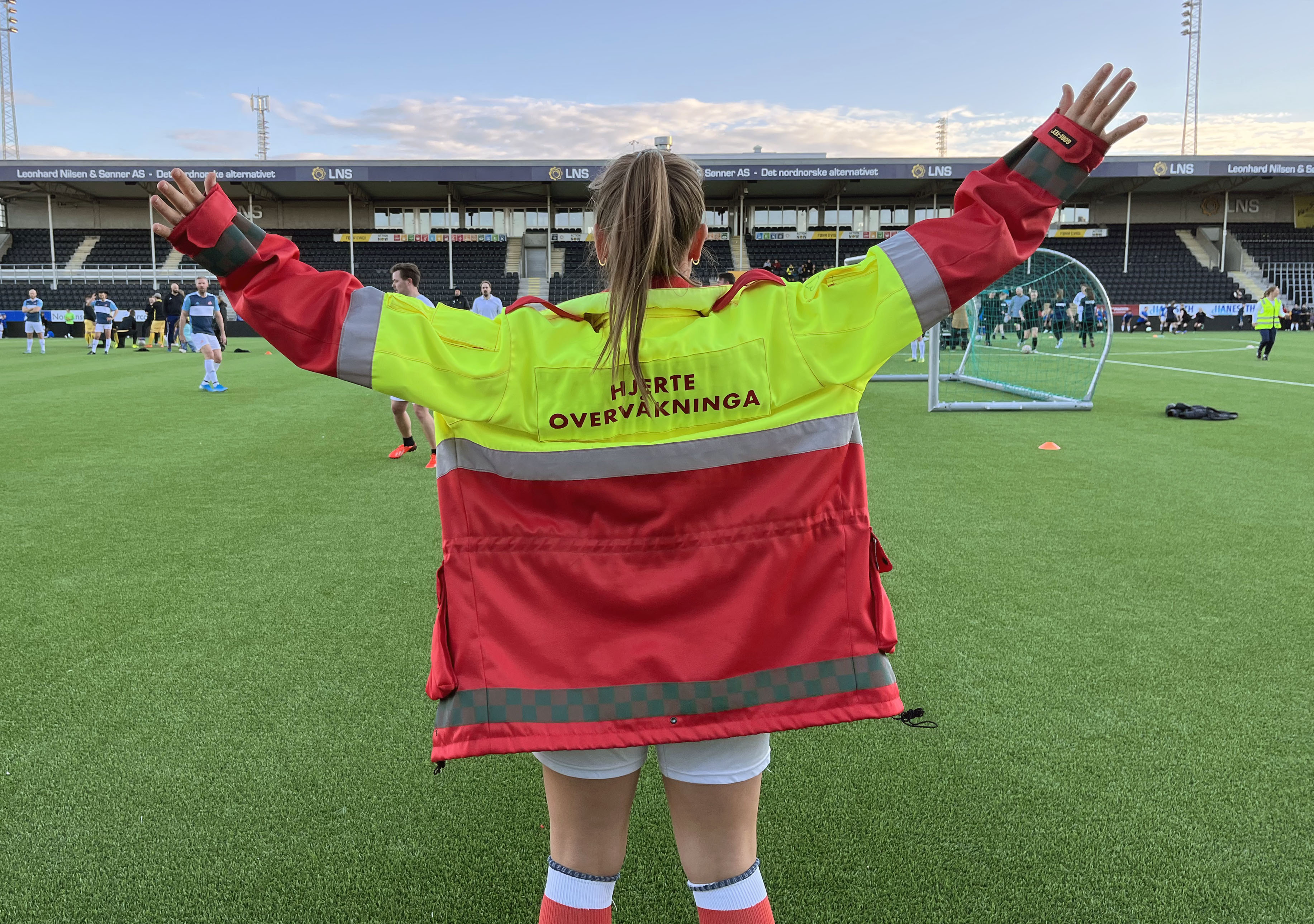 Dame som jubler med henda