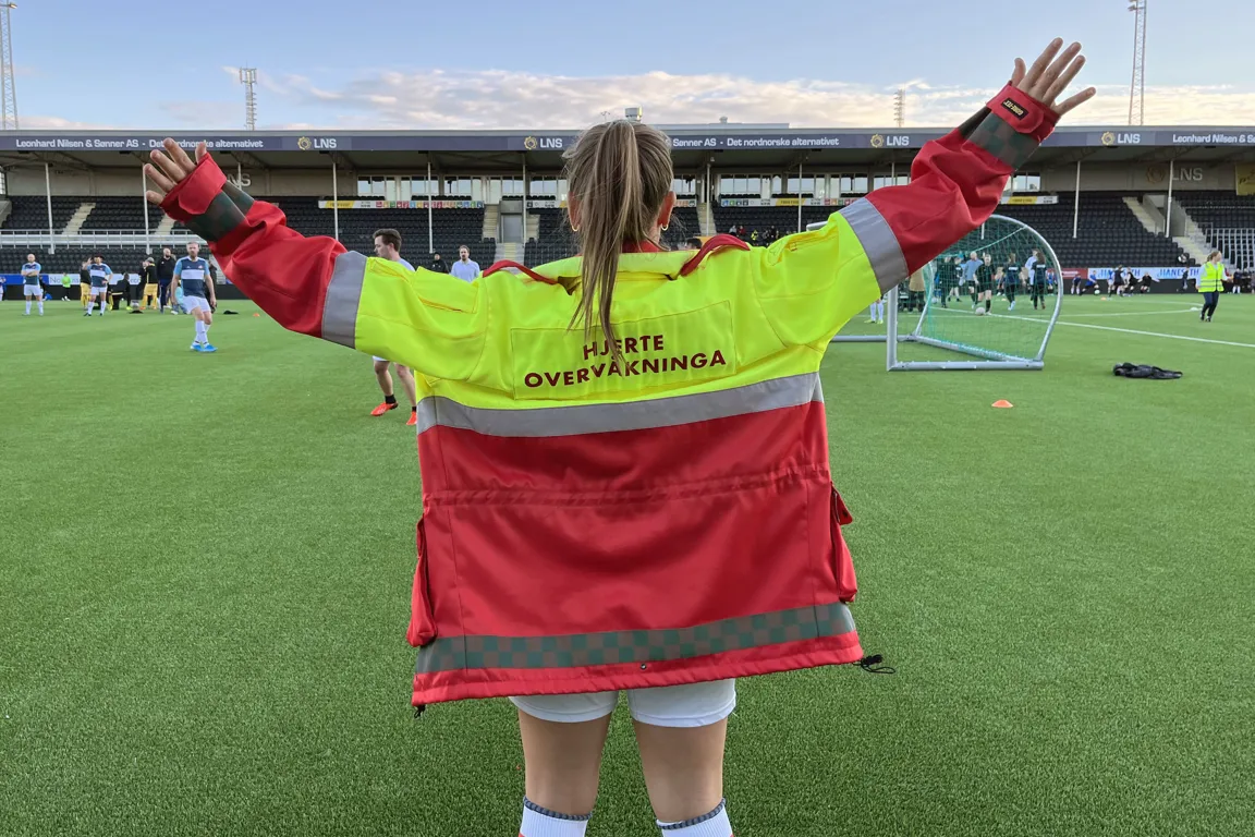 Dame som jubler med henda