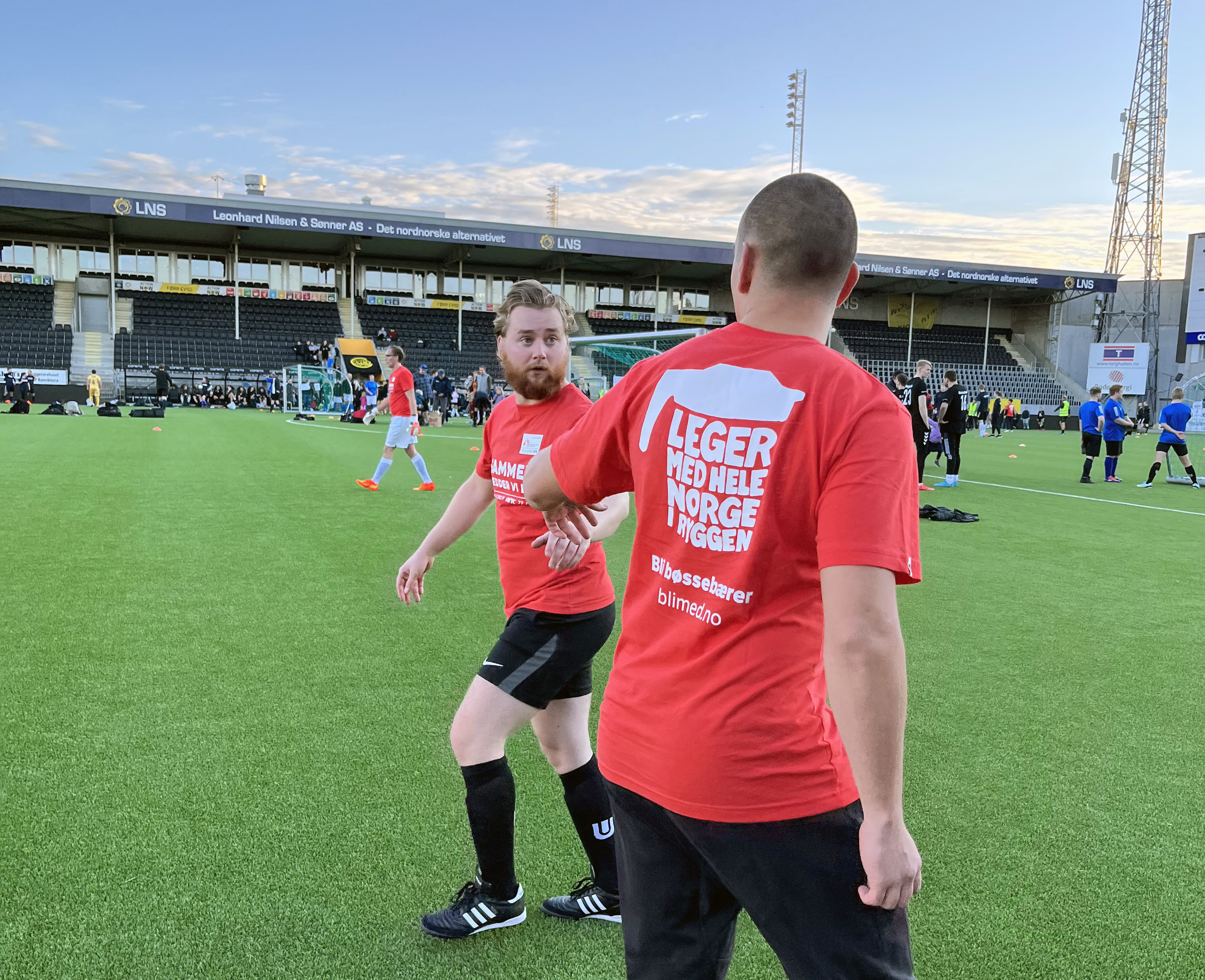 To fotballspillere som prater