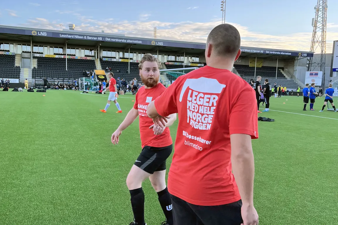 To fotballspillere som prater