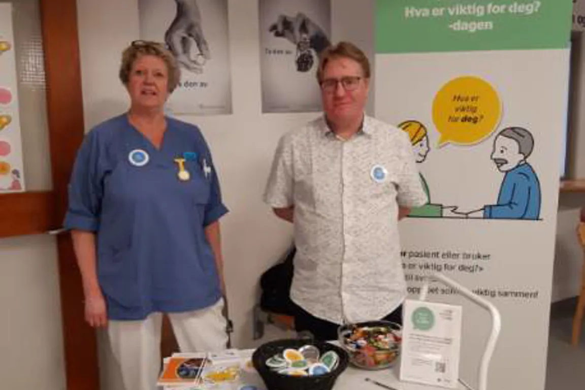 To personer som står foran en rollup