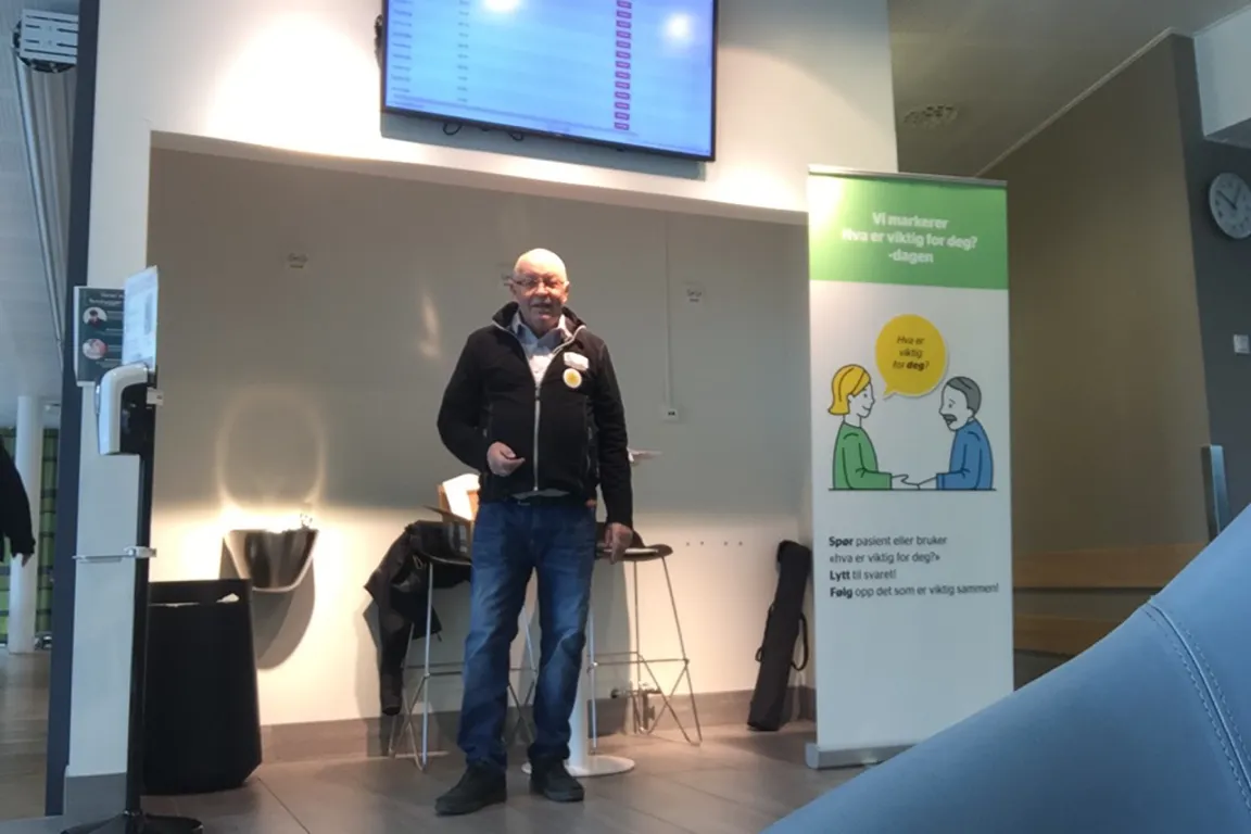 Mann som står og prater