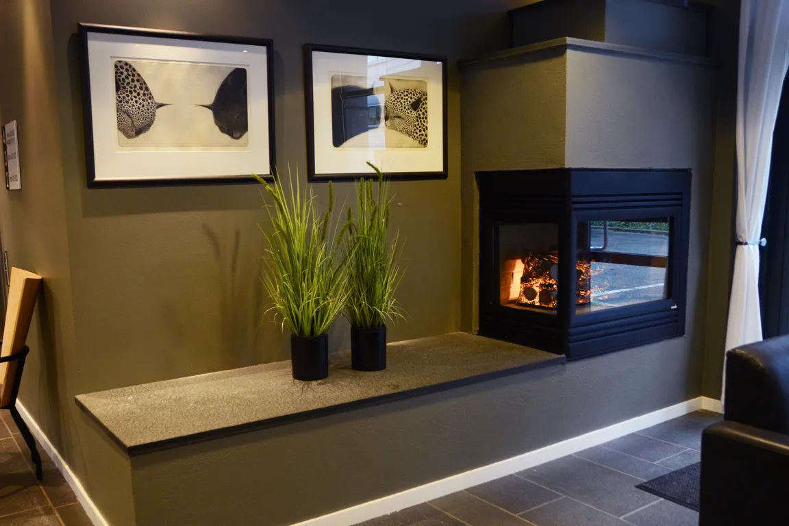 Stemningsbilde med peis og bilde