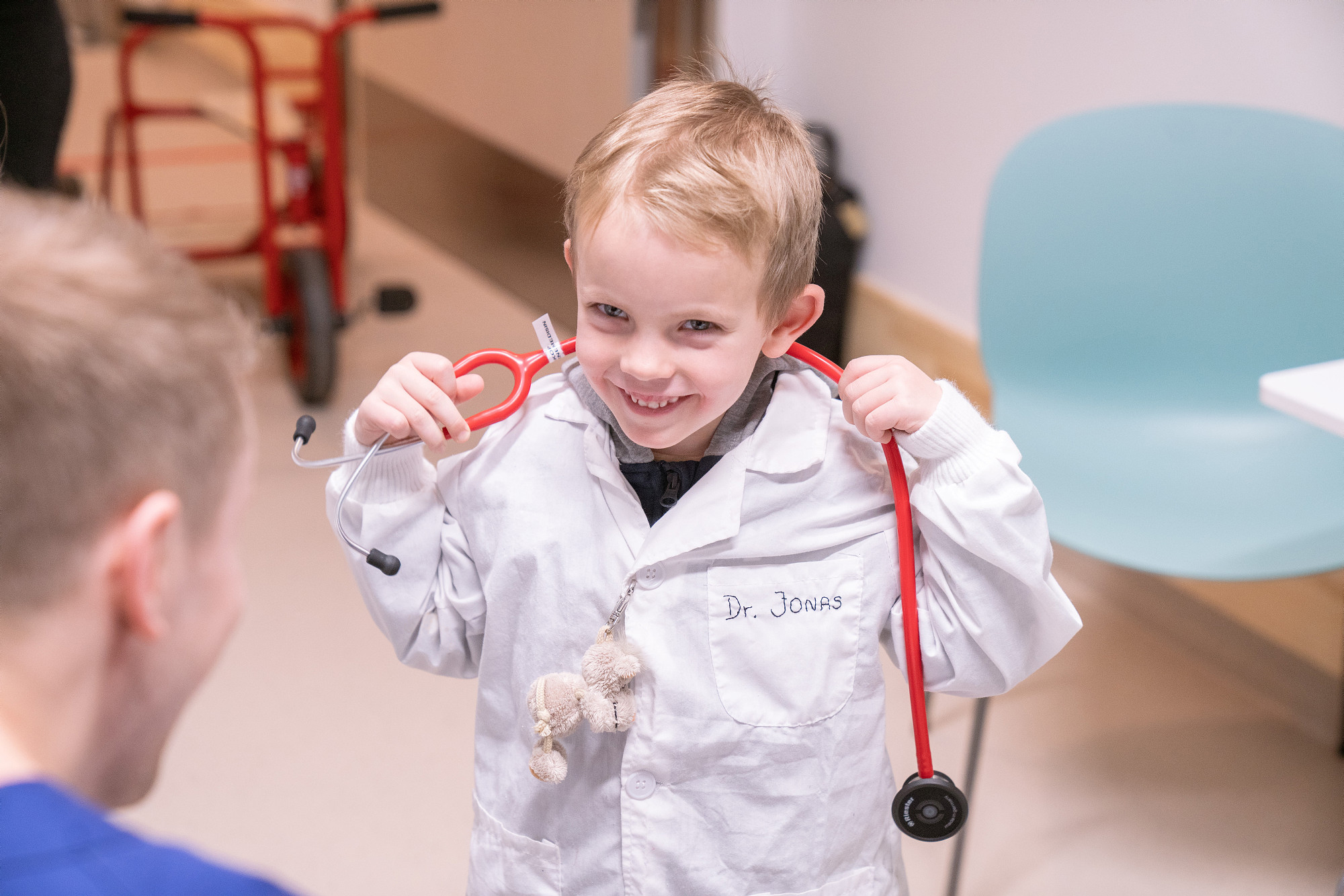 Gutt med legefrakk og stetoskop