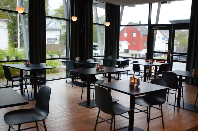 Bord og stoler i kafeen