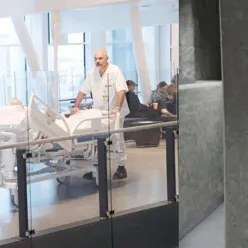 En gruppe mennesker i hvite labfrakker