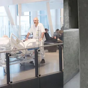 En gruppe mennesker i hvite labfrakker