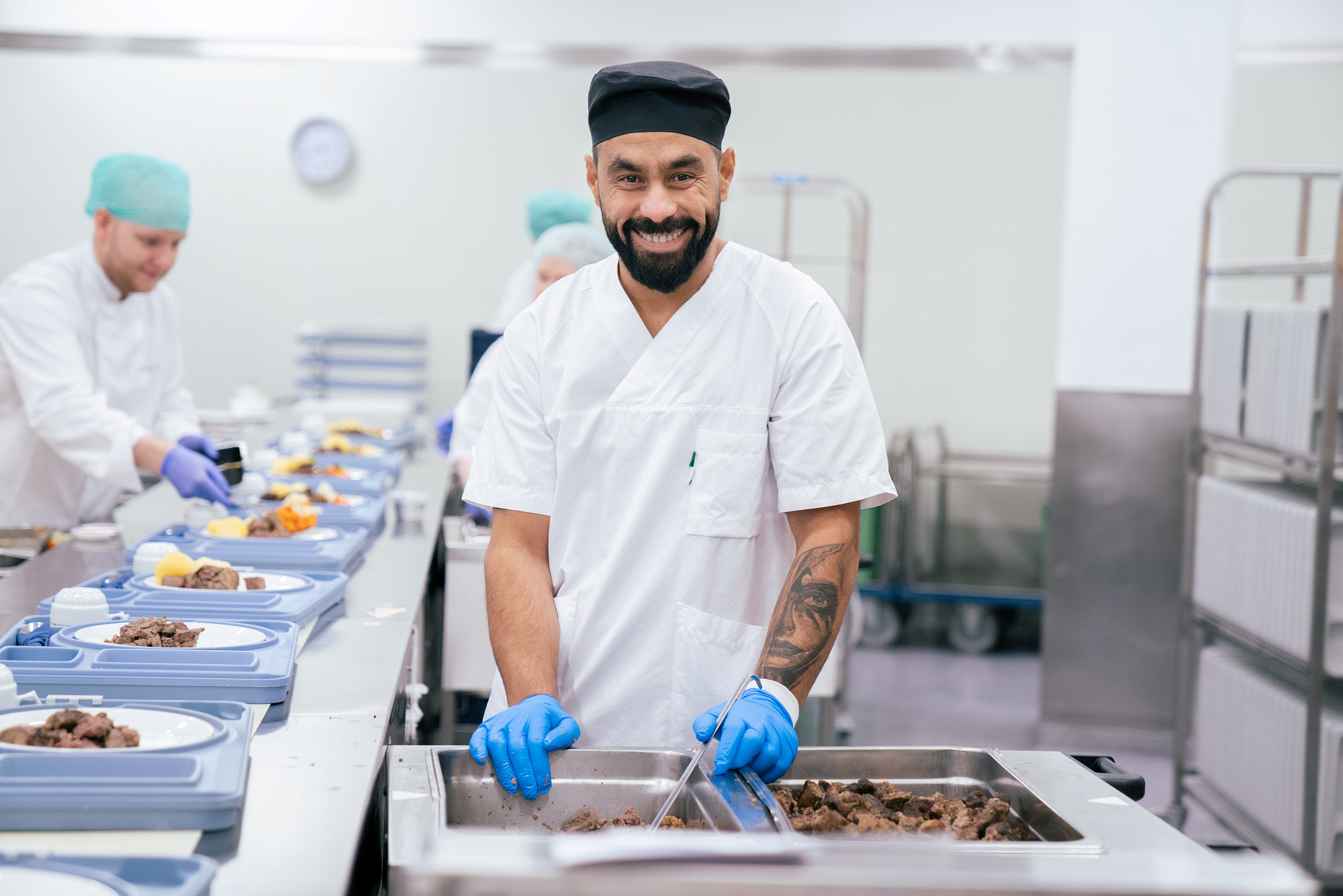 Mann som jobber på kjøkkenet