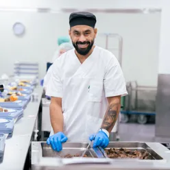 Mann som jobber på kjøkkenet