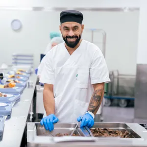 Mann som jobber på kjøkkenet