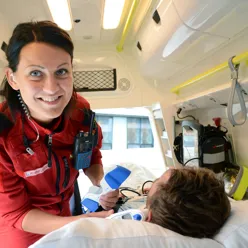 Dame i ambulanse