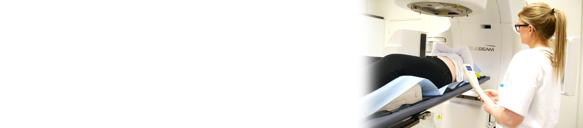 Dame foran røntgenmaskin