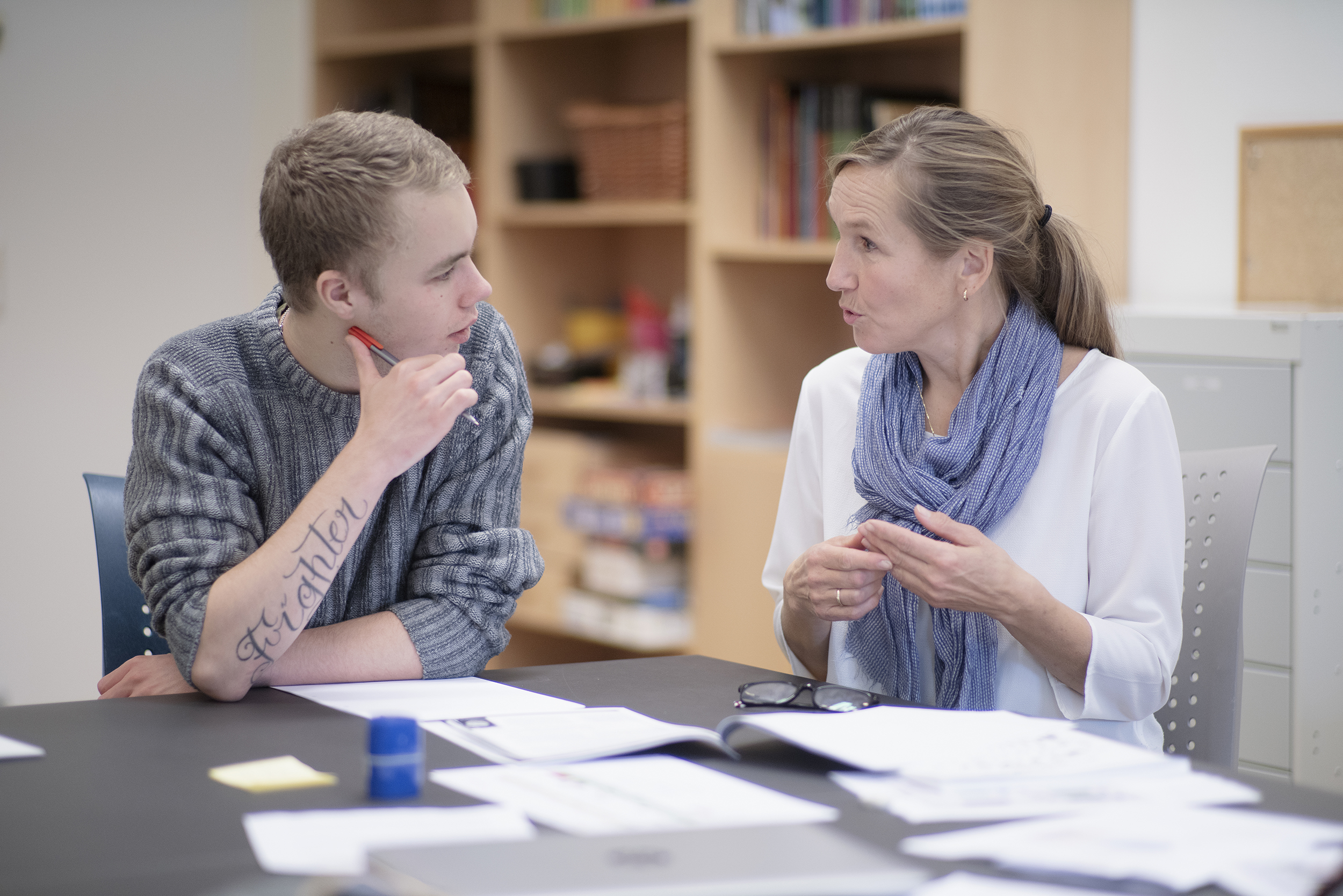 En kvinne og en mann som sitter ved et bord