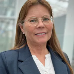 Dame med briller som smiler