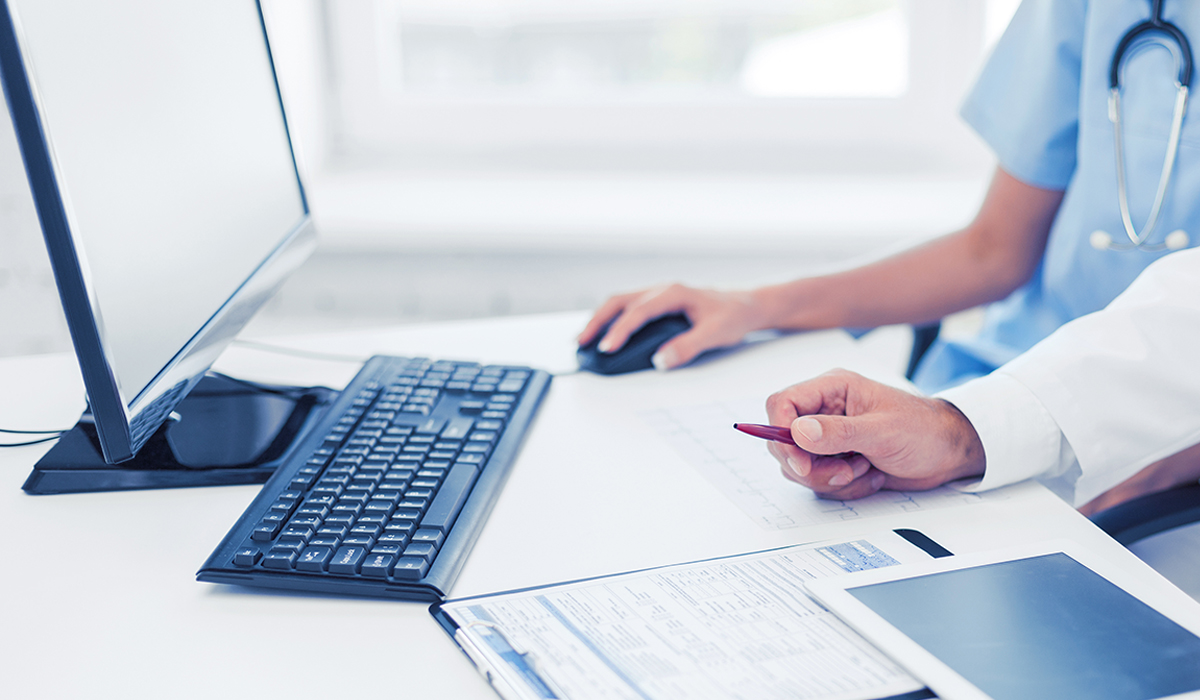 En person som arbeider på en datamaskin