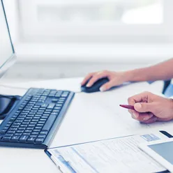 En person som arbeider på en datamaskin