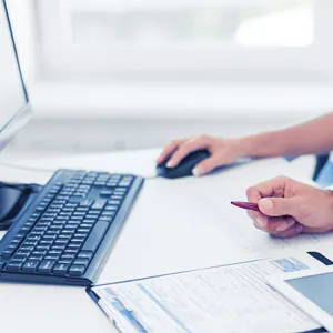 En person som arbeider på en datamaskin