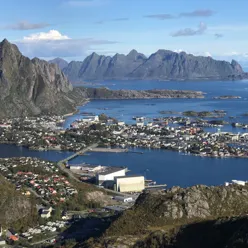 Lofoten ved siden av en vannmasse med fjell i bakgrunnen