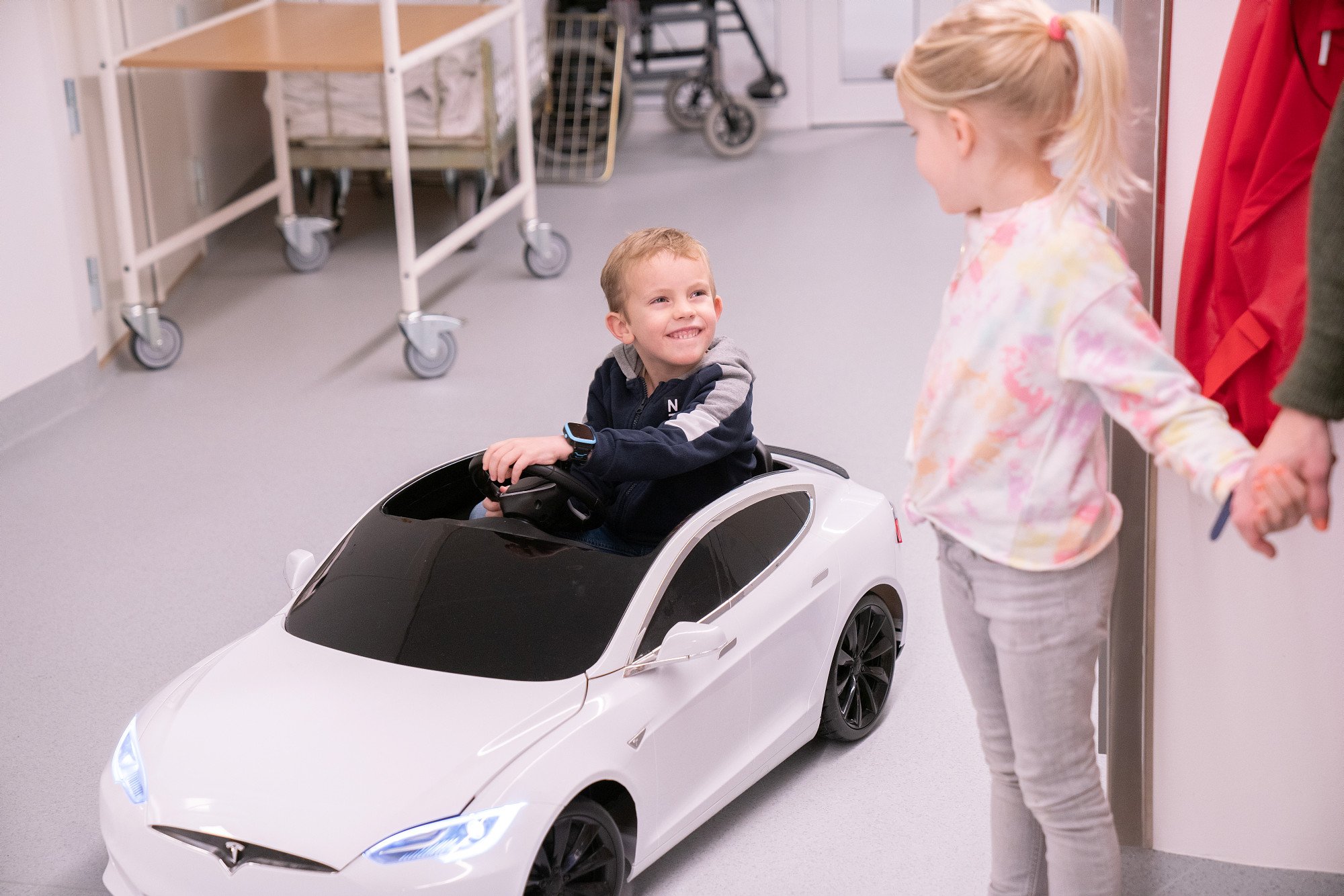 Gutt og jente som ser på hverandre