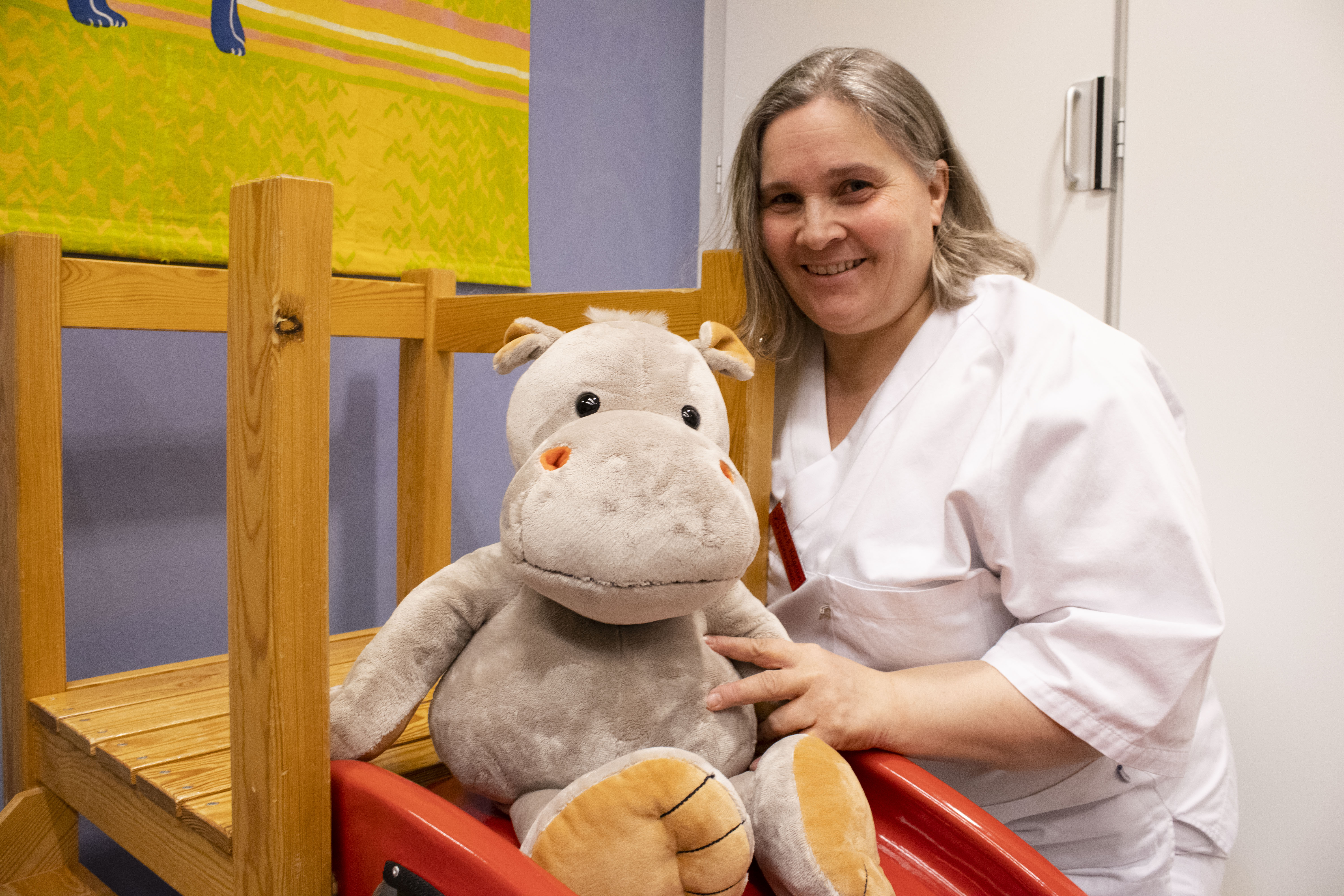 Dame som holder flodhestbamse