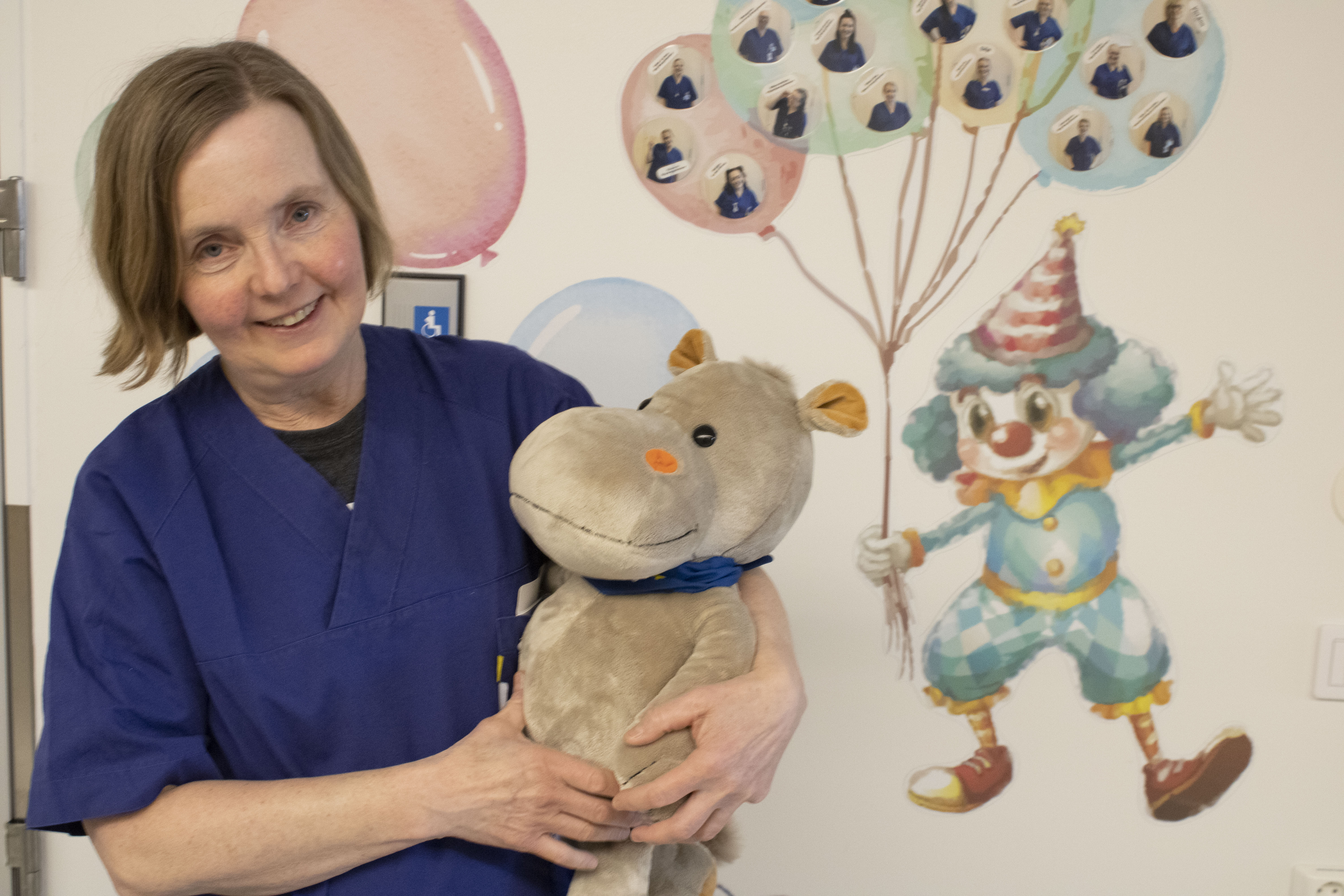 Dame som holder flodhestbamse