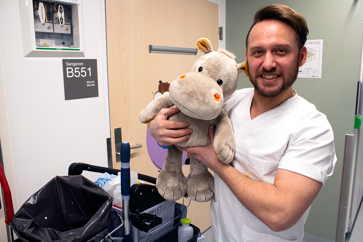 Mann som holder bamse