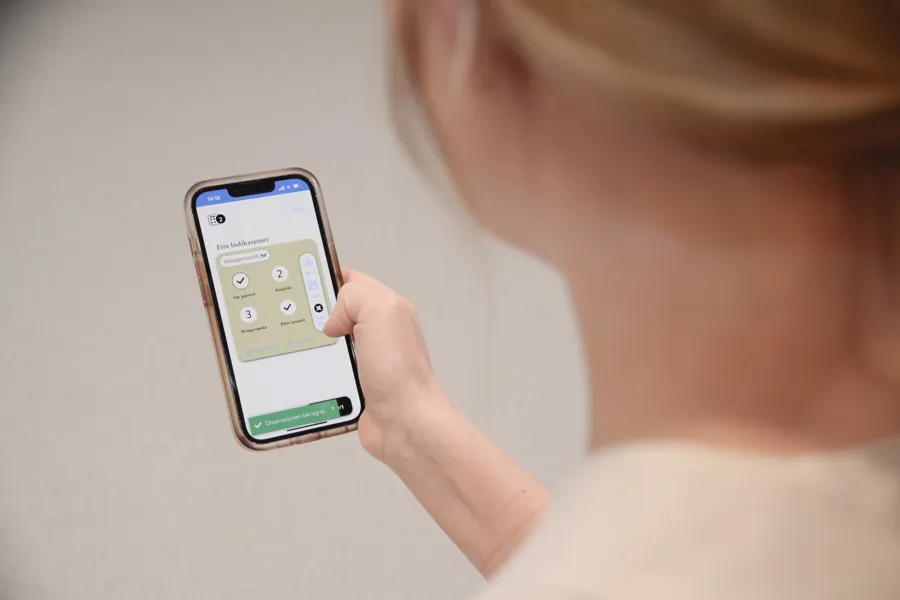 En person som holder en mobiltelefon
