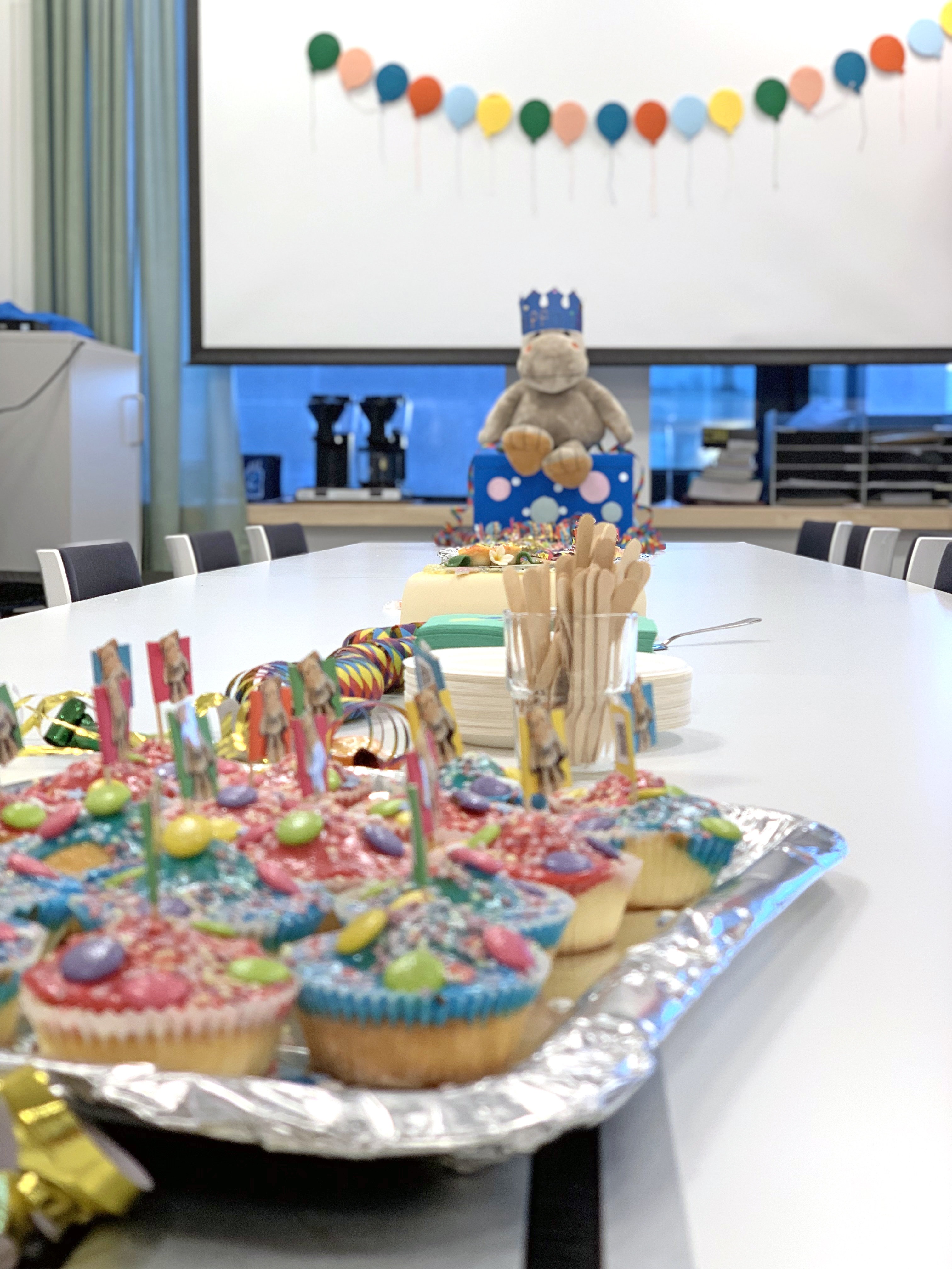 Muffins og konfetti på bordet