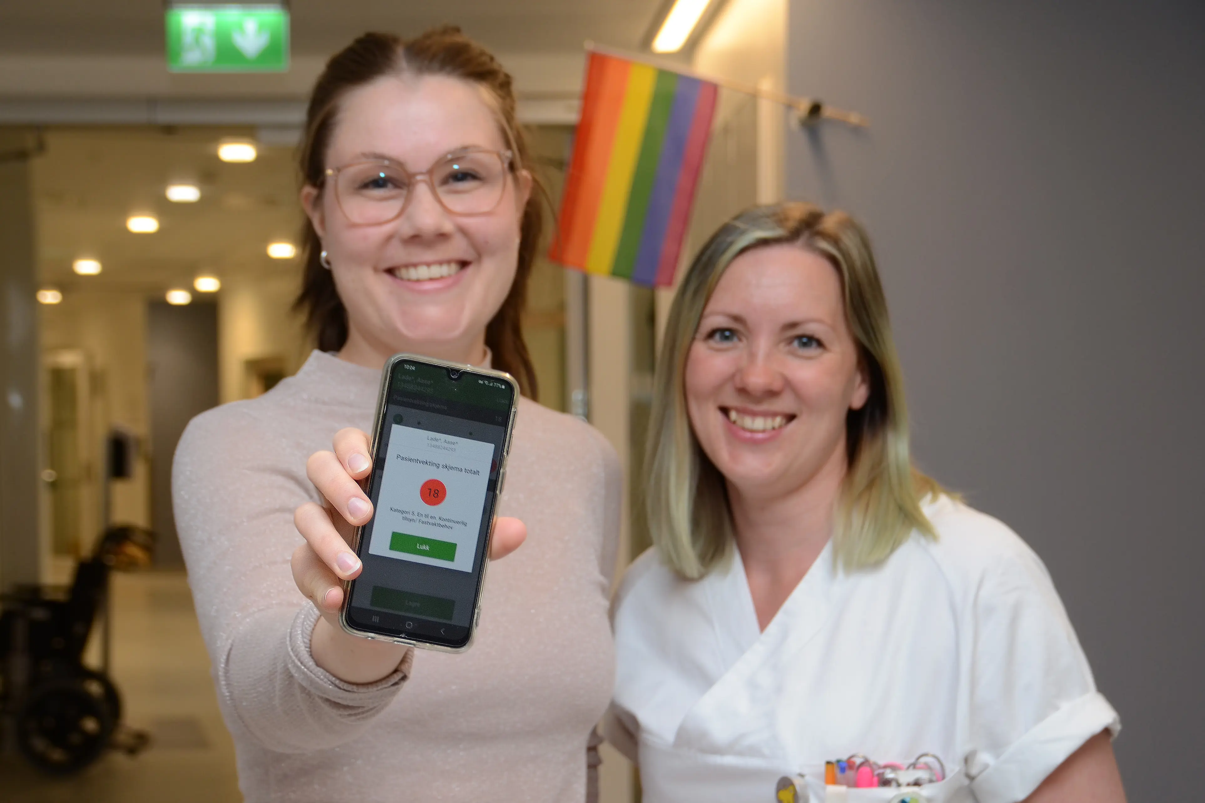 To damer med mobiltelefon