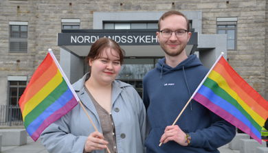 To personer med regnbueflagg