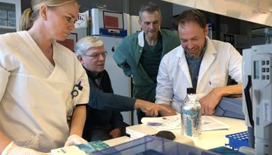Gruppe med fire forskere som snakker