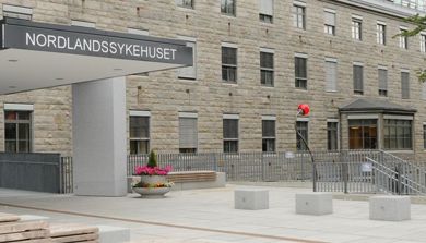 En bygning med et skilt på forsiden