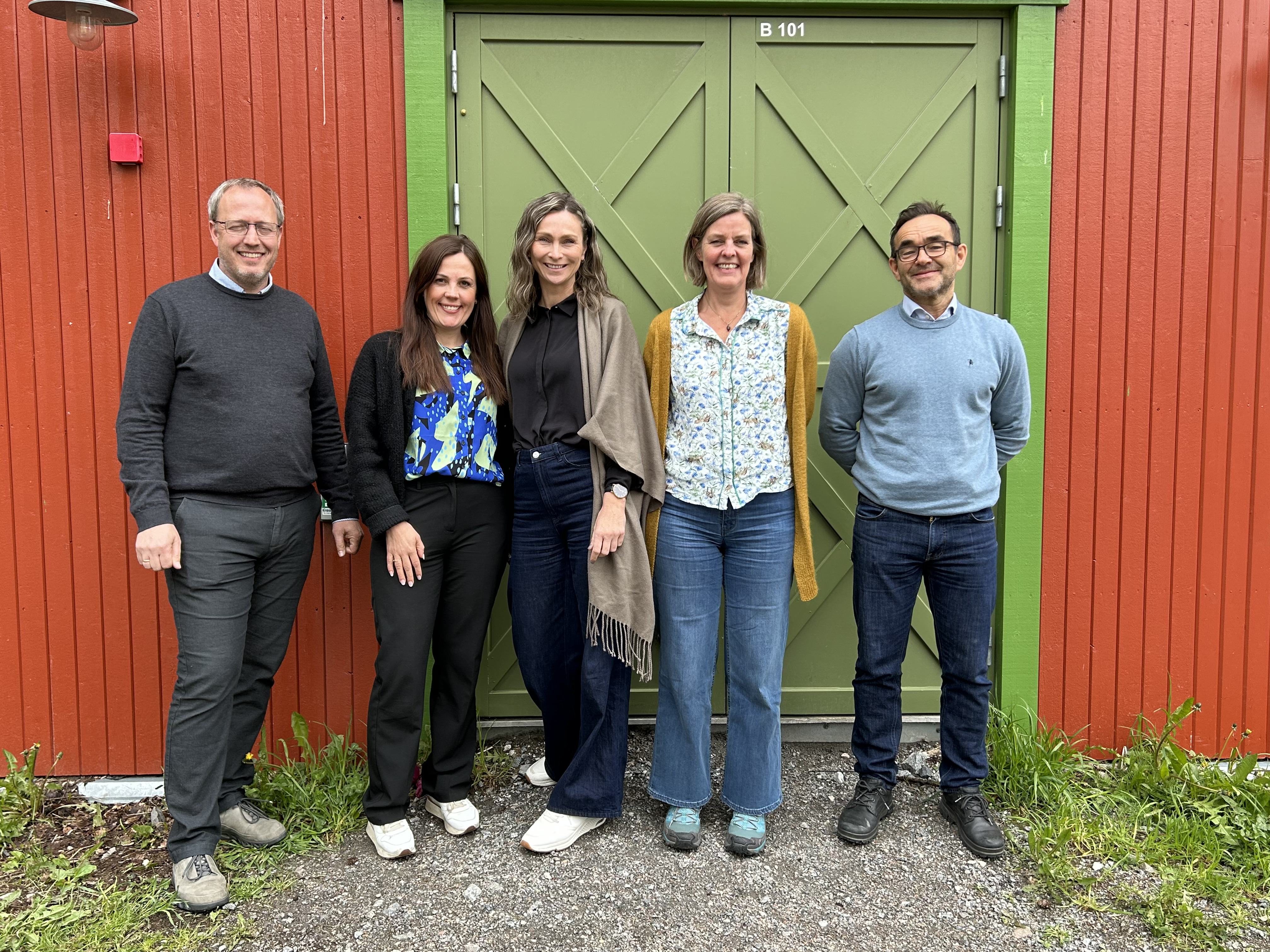 En gruppe mennesker som poserer for et bilde