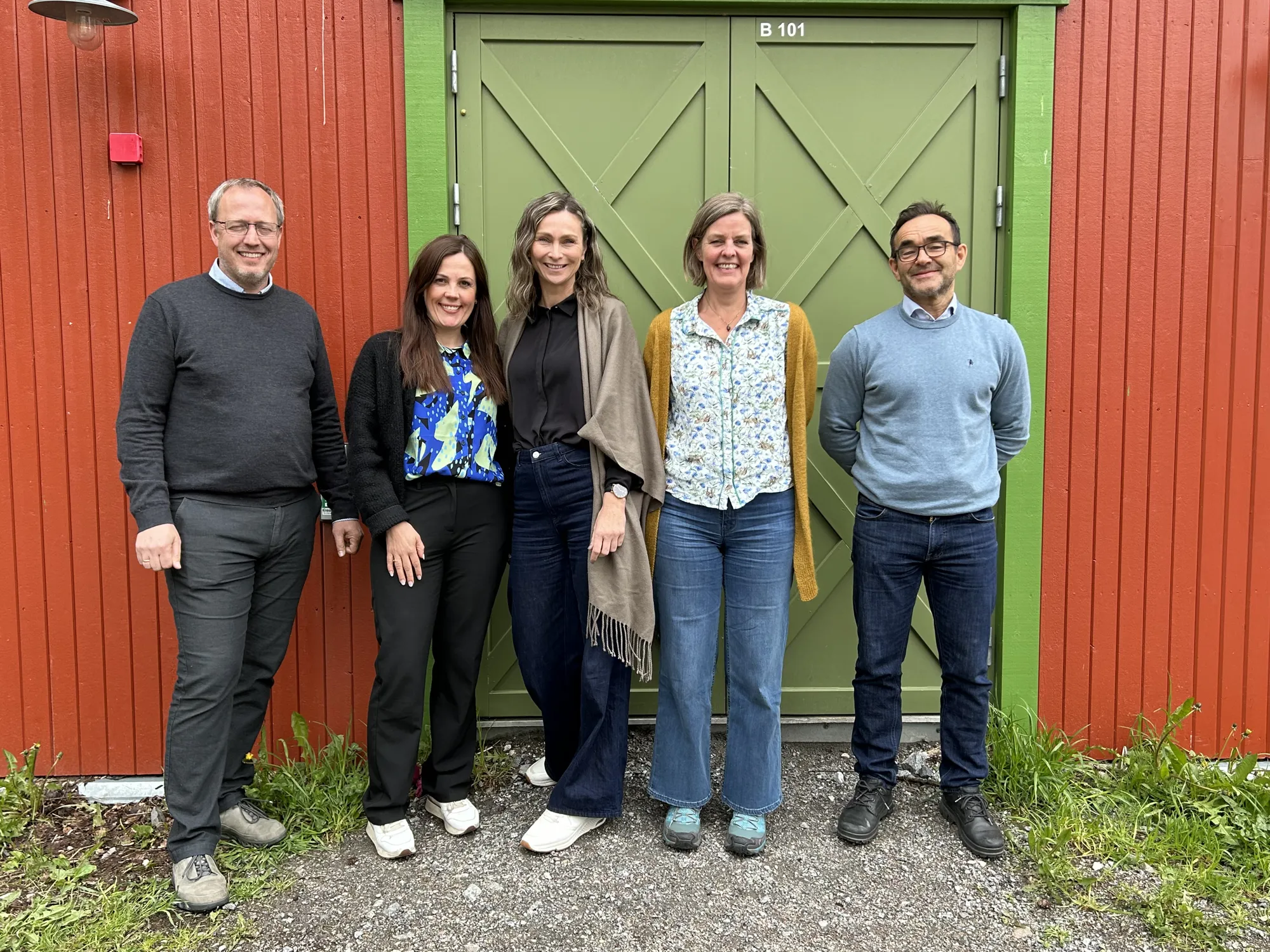 En gruppe mennesker som poserer for et bilde