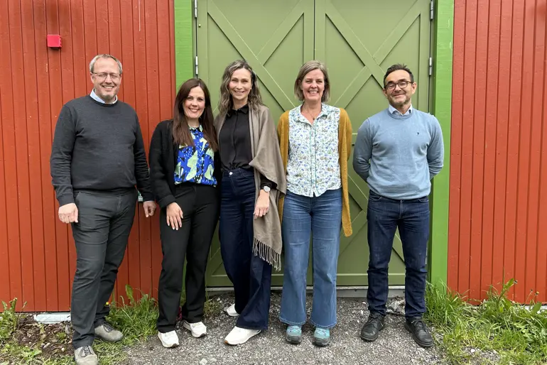 En gruppe mennesker som poserer for et bilde