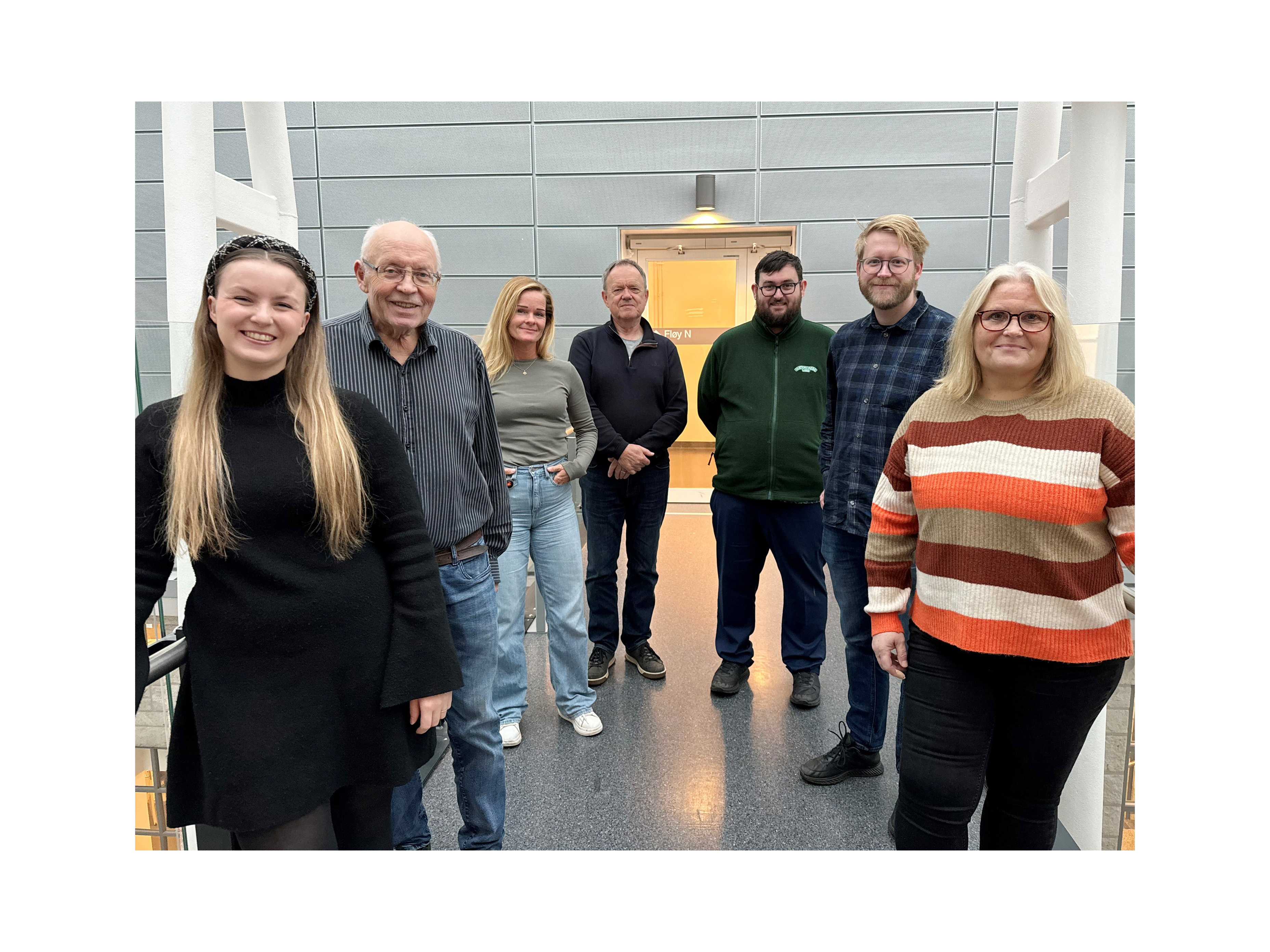 En gruppe mennesker som poserer for et bilde