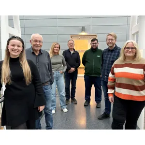 En gruppe mennesker som poserer for et bilde