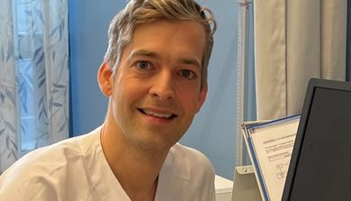 En person som sitter ved et skrivebord