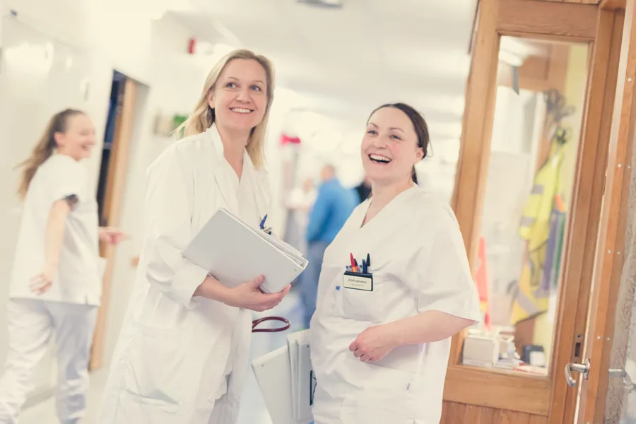 Noen få kvinner i hvite labfrakker